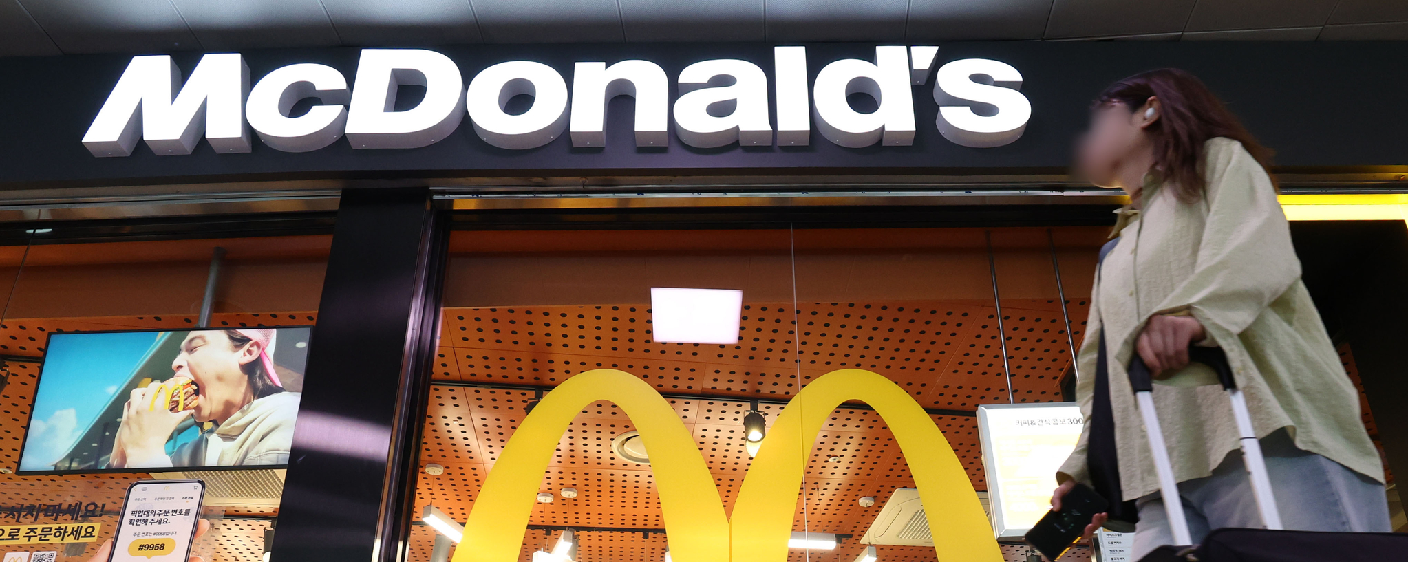 A pedestrian passes by a McDonald’s branch in Seoul on April 29. [YONHAP]