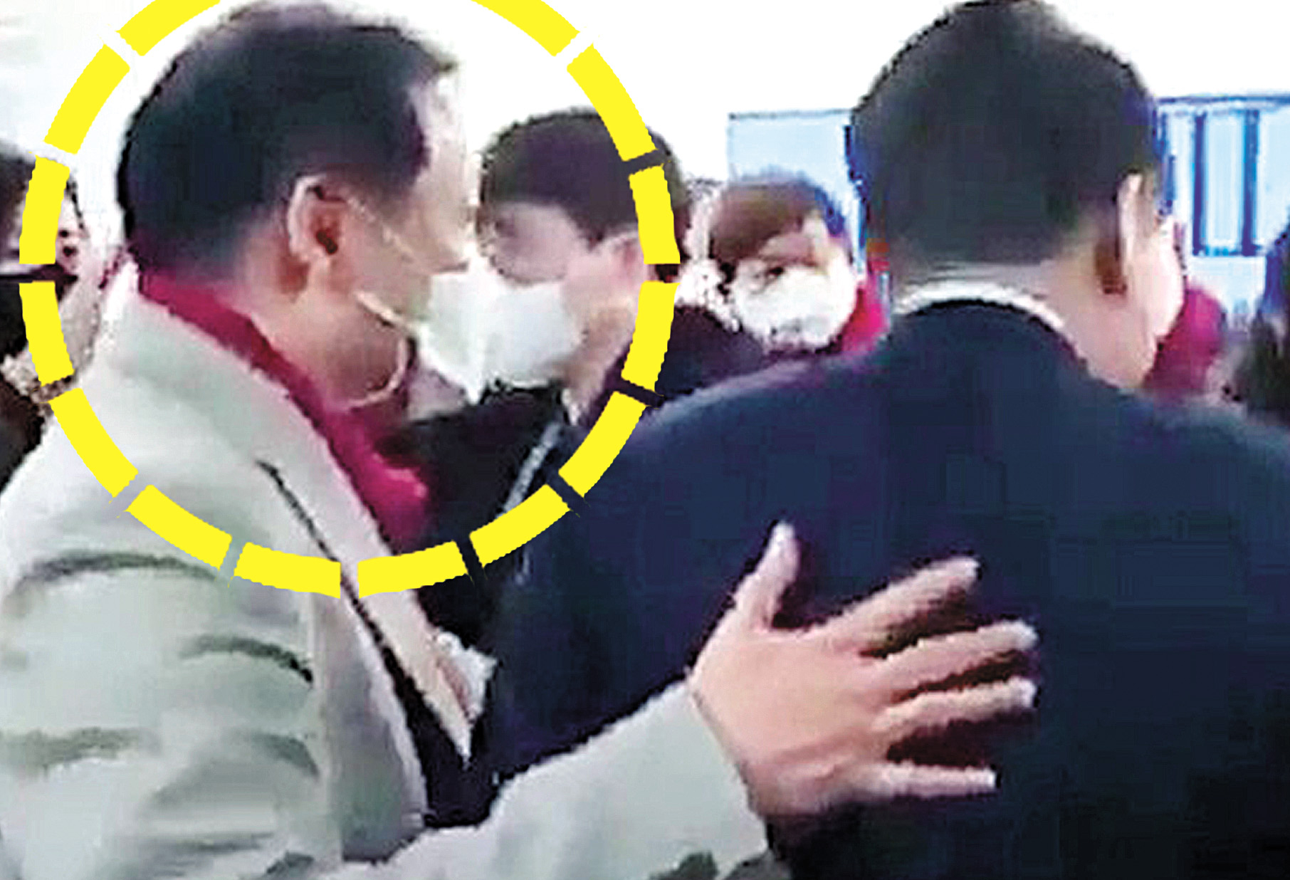 Jeon Seong-bae, a shaman also known as Geon Jin, left, and then-presidential candidate Yoon Suk Yeol, right, appear together at Yoon's campaign office in a YouTube video. [SCREEN CAPTURE]