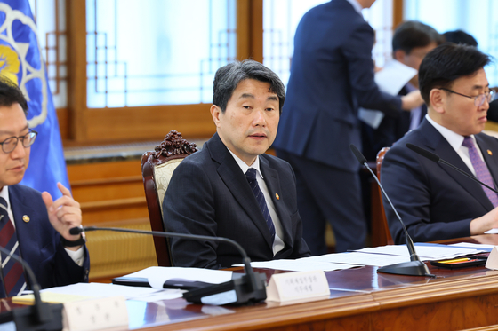 Acting president and Education Minister Lee Ju-ho delivers opening remarks during an emergency Cabinet meeting at the government complex in Jongno District, central Seoul, on May 2. [MINISTRY OF EDUCATION]