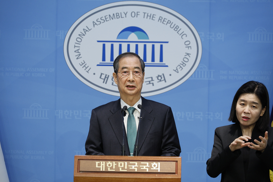 Former Prime Minister Han Duck-soo announces his bid for presidency at the National Assembly building in Yeouido, western Seoul, on May 2 [NEWS1]