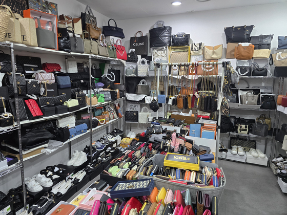 Counterfeit items in display at a secret backdoor store in Myeong-dong, Jung District, central Seoul, in November last year. [SEOUL METROPOLITAN GOVERNMENT]