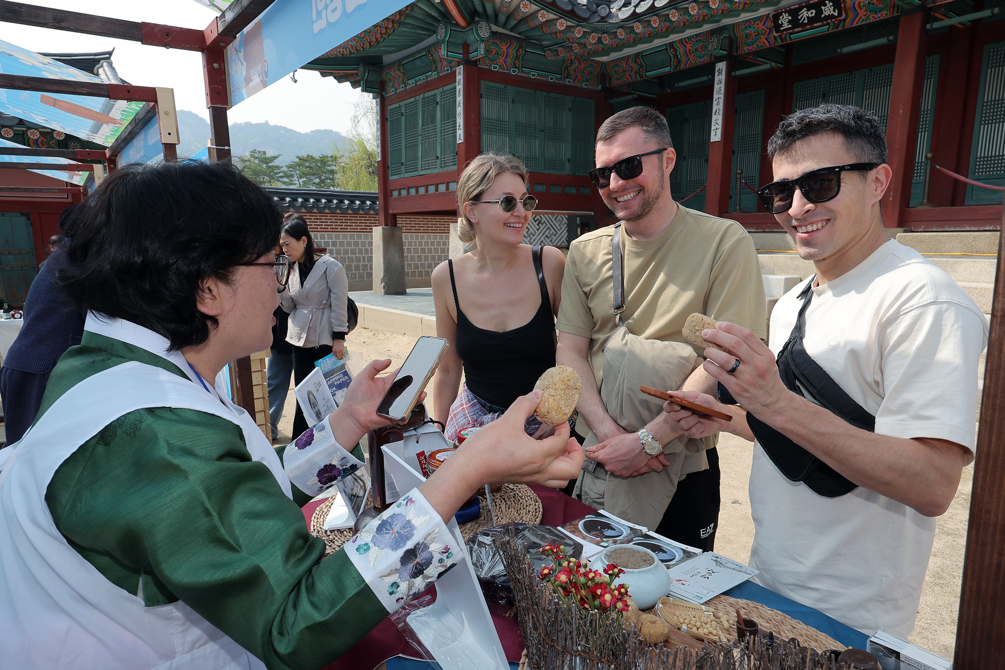 Visitors attend a jang (fermented sauce) festival at Gyeongbok Palace in Jongno District, central Seoul, on April 18. [NEWS1]