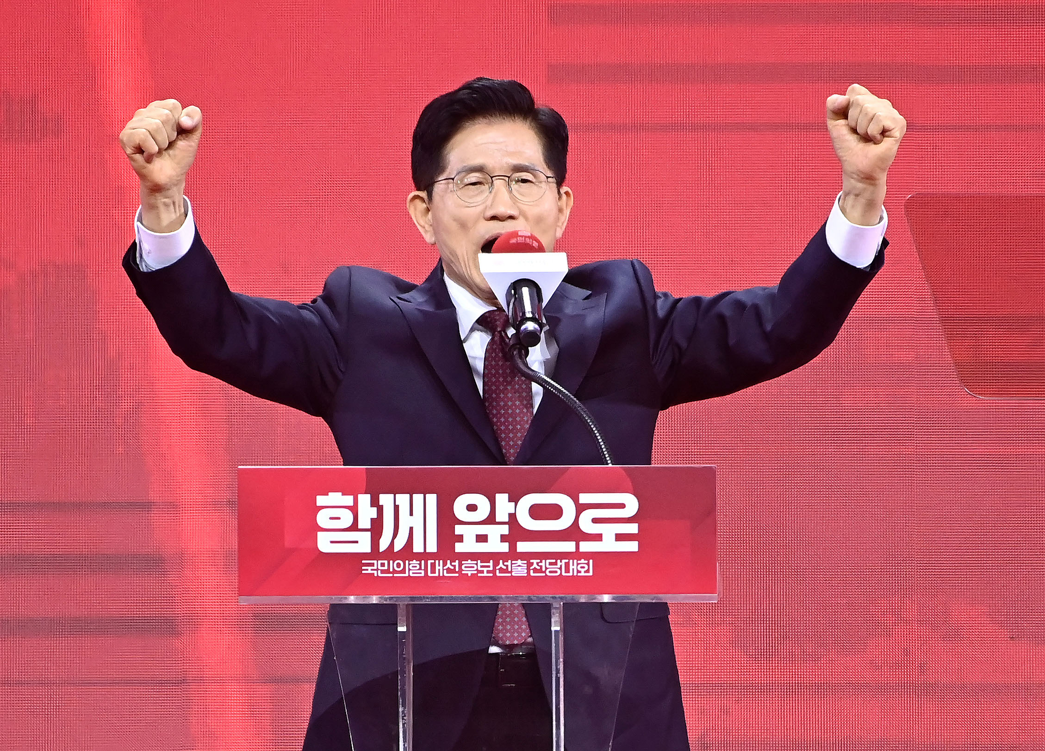 People Power Party presidential candidate Kim Moon-soo delivers his acceptance speech after winning the party's primaries at the Kintex Convention Center in Goyang, Gyeonggi, on May 3. [IM HYEON-DONG]
