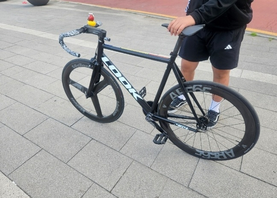 A middle school student surnamed Kim, 14, shows off his fixed-gear bicycle, commonly referred to as a ″fixie,″ at Olympic Park in Songpa District, southern Seoul, on May 2. [JOONGANG ILBO]