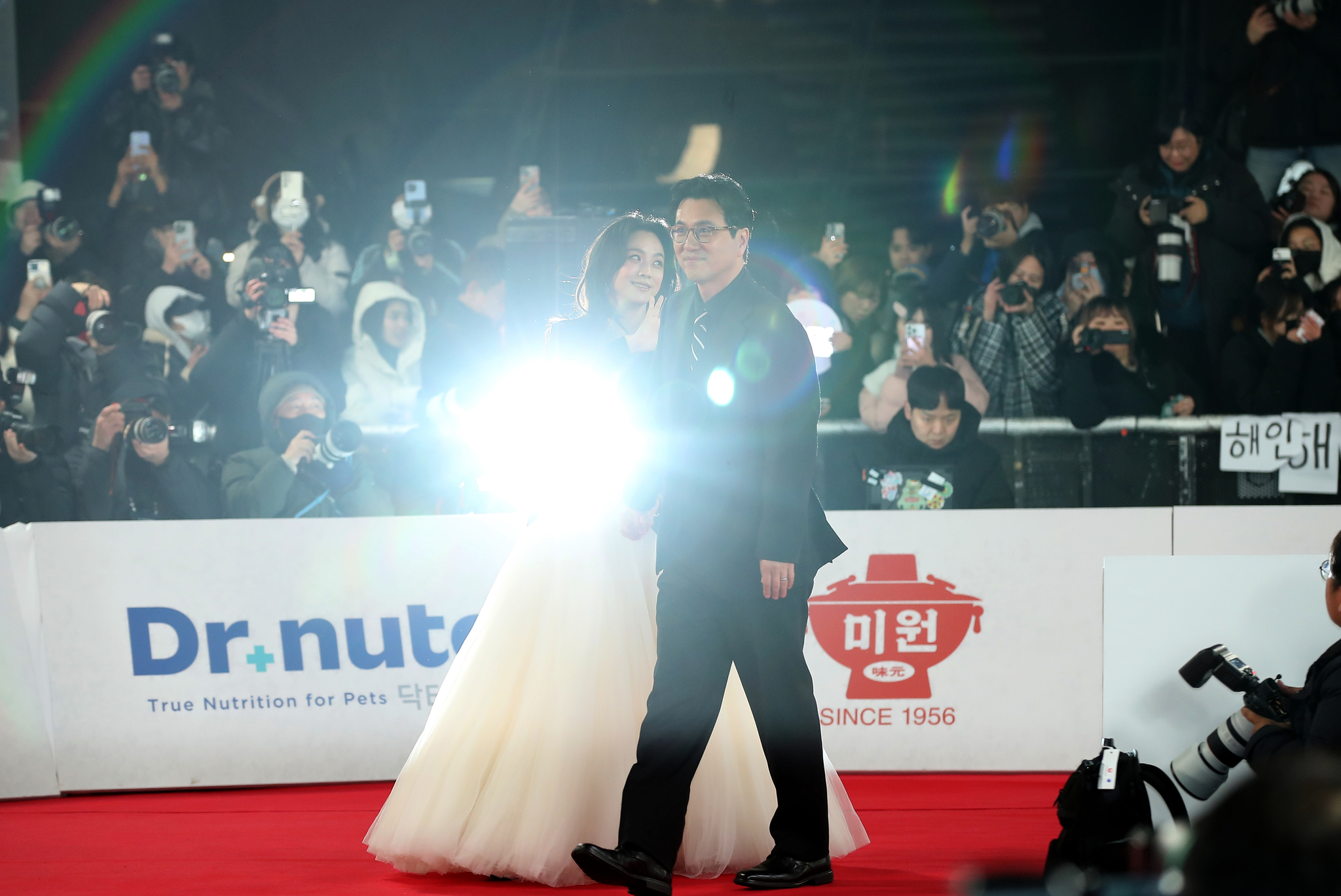 Actor Tang Wei, left, and her husband, director Kim Tae-yong, greet the press and fans on the red carpet ahead of the 45th Blue Dragon Film Awards ceremony held in western Seoul on Nov. 29, 2024. [NEWS1]