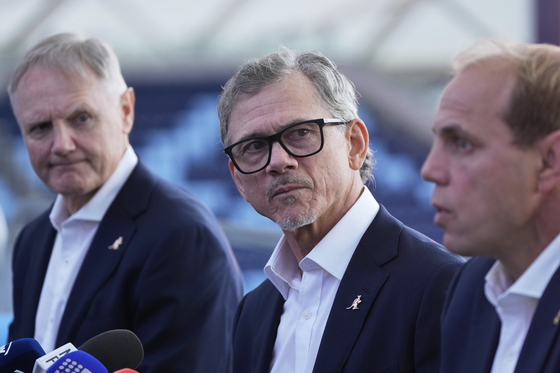 Les Kiss, center, listens as Rugby Australia CEO Phil Waugh, right, talks about Kiss' appointment as the next Wallabies head coach as current coach Joe Schmidt, left, watches in Sydney, Australia, on April 30. [AP/YONHAP]