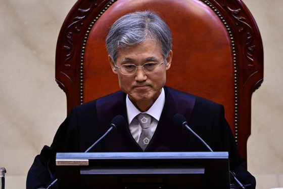 Chief Justice Cho Hee-dae prepares to deliver the Supreme Court’s ruling on Democratic Party presidential candidate Lee Jae-myung’s appeal in a public election law violation case at the Supreme Court in southern Seoul on May 1. [NEWS1]
