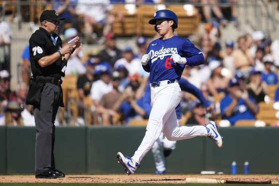 Los Angeles Dodgers' Kim Hye-seong scores off a double by Griffin Lockwood-Powell during the third inning of a spring training baseball game against the San Francisco Giants on March 1 in Phoenix, Arizona. [AP/YONHAP] 