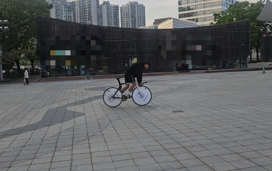 A high school student, alias Im Jung-su, shows off tricks on his fixed-gear bicycle at Olympic Park in Songpa District, southern Seoul on May 2. [JOONGANG ILBO]