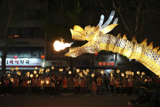 A giant lantern in the shape of a dragon blows out fire during the Lotus Lantern Festival ahead of the Buddha's birthday on May 5, in downtown Seoul on April 26. [AP/YONHAP]