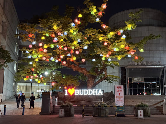 A tree is decorated with Buddhist lanterns in central Seoul on April 30, ahead of Buddha's birthday which falls on May 5 this year. [LEE SOO-JUNG]