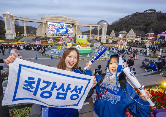 Everland has partnered with the Korea Baseball Organization to launch a special event. From May 3 to 6, the park will live-stream professional baseball games on an 11-meter outdoor screen at its Four Seasons Garden. [EVERLAND] 