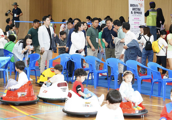 Children ride bumper cars during an event hosted by the Jongno District Office for Children's Day last year [JONGNO DISTRICT OFFICE]