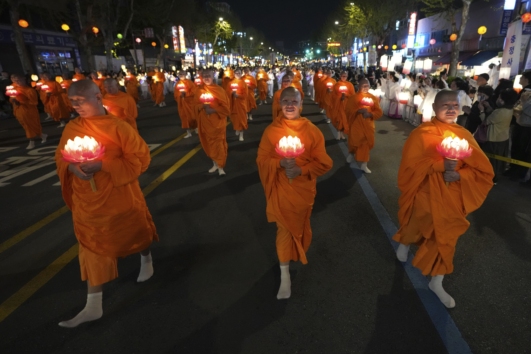 Thai Buddhist monks carrying lanterns march in a parade during the Lotus Lantern Festival in downtown Seoul on April 26, ahead of Buddha's Birthday on May 5. [AP/YONHAP]