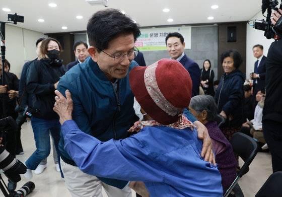 People Power Party presidential candidate Kim Moon-soo hugs a villager during his visit to Jangja Village, a Hansen’s disease settlement in Sinbuk-myeon, Pocheon, Gyeonggi, on May 4. [YONHAP]