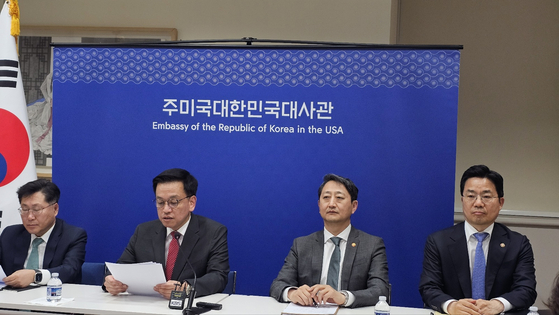 Former Finance Choi Sang-mok, second from left, and Industry Minister Ahn Duk-geun, third from left, brief the press on the outcome of the trade talks with the United States at the Korean Embassy in Washington, on April 24. [KIM HYOUNG-GU]