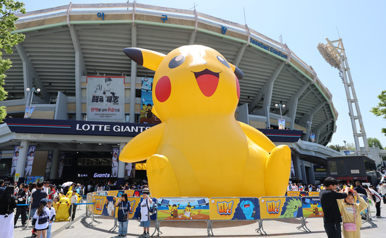 A 15-meter-tall (49-feet-tall) Pikachu inflatable stands in the plaza of Sajik Baseball Stadium in Busan on May 4. [YONHAP]