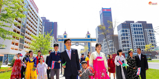 North Koreans are seen at a newly built apartment complex in Hwasong, Pyongyang, in this photo released by the Rodong Sinmun on May 3, 2025. [NEWS1] 