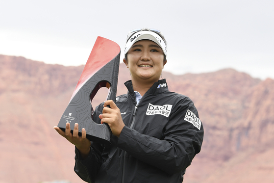 Ryu Hae-ran holds the trophy after winning the LPGA Black Desert Championship golf tournament on May 4, 2025, in Ivins, Utah, United States. [AP/YONHAP]