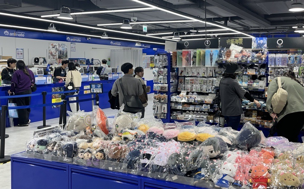 Customers browse products at animation-themed store Animate Hongdae in western Seoul on April 14. [YOON SEUNG-JIN]