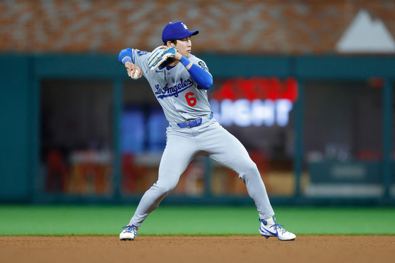 Los Angeles Dodgers second baseman Kim Hye-seong warms up while making his MLB debut during the ninth inning against the Atlanta Braves at Truist Park on May 3 in Atlanta, Georgia. [AFP/YONHAP] 