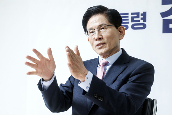 People Power Party presidential candidate Kim Moon-soo speaks during an interview with the JoongAng Ilbo, an affiliate of the Korea JoongAng Daily, at his Yeouido office in western Seoul on April 22. [KIM SEONG-RYONG] 