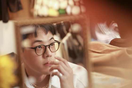 Okiio Lounge CEO Yun Jun-hyuk poses during an interview with the JoongAng Ilbo at Okiio Lounge’s showroom in southern Seoul on April 24. [JOONGANG ILBO]