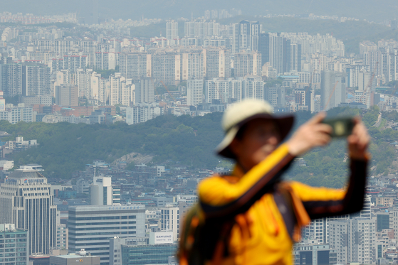 Apartment complexes in Seoul as seen from Namsan in central Seoul on April 28 [YONHAP]