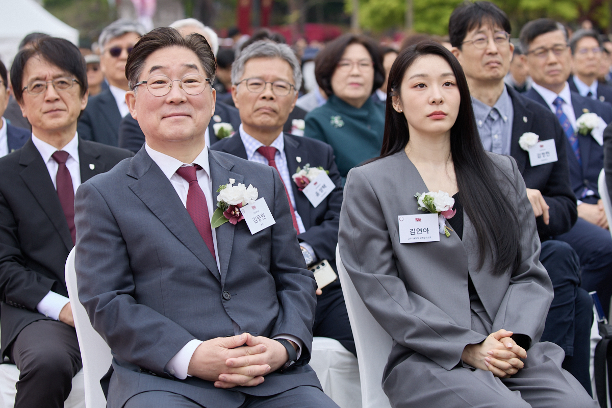 Korea University President Kim Dong-one, left, and alumni Kim Yuna attend the university's 120th anniversary ceremony on May 5. [KOREA UNIVERSITY]
