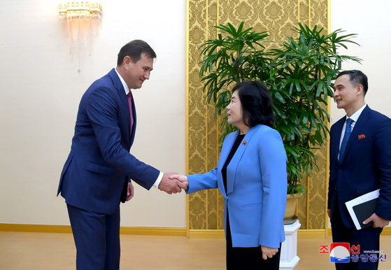 North Korean Foreign Minister Choe Son-hui, center, shakes hands with her Belarusian counterpart, Maxim Vladimirovich Ryzhenkov, left, during their talks at the Mansudae Assembly Hall in Pyongyang on July 24, 2024, in this file photo provided by the North's official Korean Central News Agency. [YONHAP]