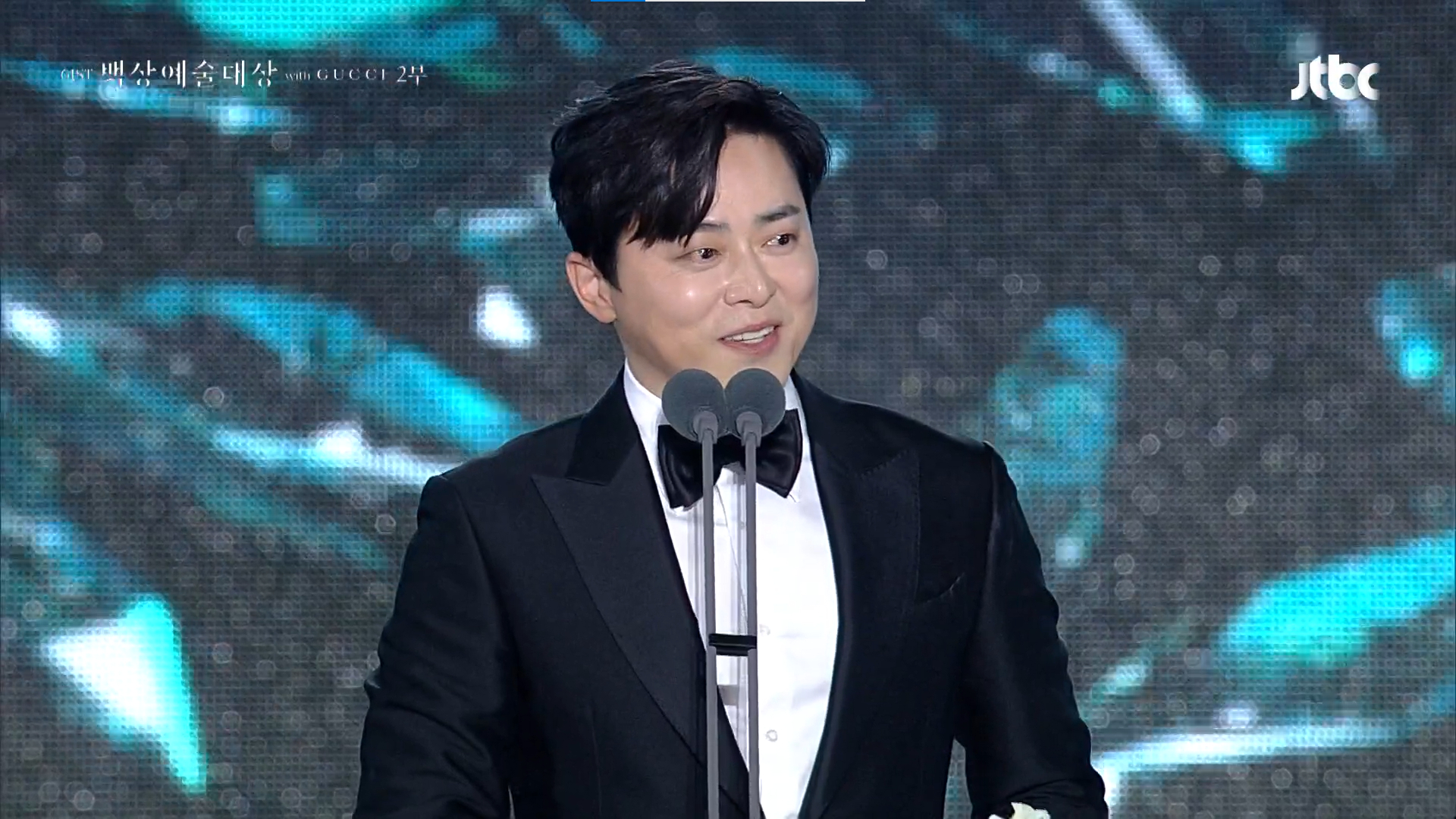 Actor Cho Jung-seok receives the Best Actor award in the Movie Category of the 61st Baeksang Arts Awards at Coex in Gangnam District, southern Seoul, on May 5. [SCREEN CAPTURE]