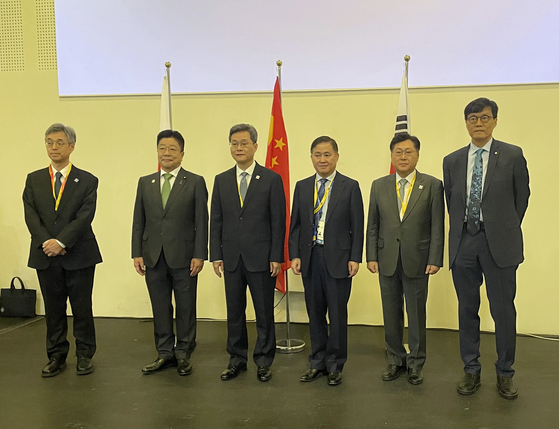 From left: Bank of Japan Deputy Gov. Shinichi Himino, Japanese Finance Minister Shunichi Suzuki, Chinese Finance Minister Lan Fo’an, People’s Bank of China Gov. Pan Gongsheng, Korean Finance Ministry Deputy Minister Choi Ji-young and Bank of Korea Gov. Rhee Chang-yong pose for a photo during the ASEAN+3 Finance Ministers and Central Bank Governors’ Meeting in Milan, Italy, on May 4, 2025, in this photo provided by the Bank of Korea. [NEWS1] 