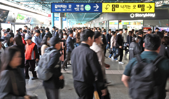 Passengers on a subway platform at Sindorim Station in Guro District, southern Seoul, on April 30. [NEWS1] 