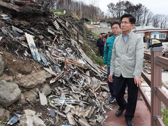 People Power Party presidential candidate Kim Moon-soo visits Ttagaebi Village in Yeongdeok County, North Gyeongsang, on May 6 to survey areas damaged by a large wildfire. [YONHAP]
