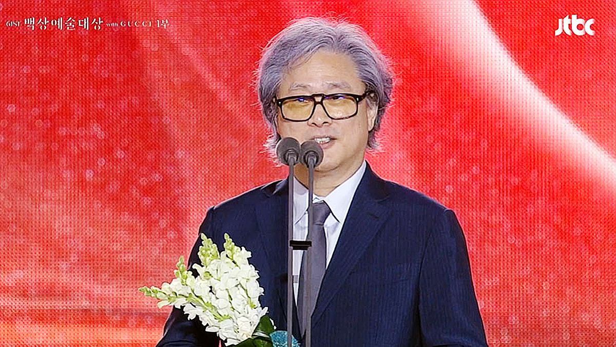 Filmmaker Park Chan-wook gives an acceptance speech after winning Best Screenplay alongside screenwriter Shin Cheol for ″War and Revolt″ (2024) at the Baeksang Arts Awards at Coex in Gangnam District, southern Seoul, on May 5. [SCREEN CAPTURE]