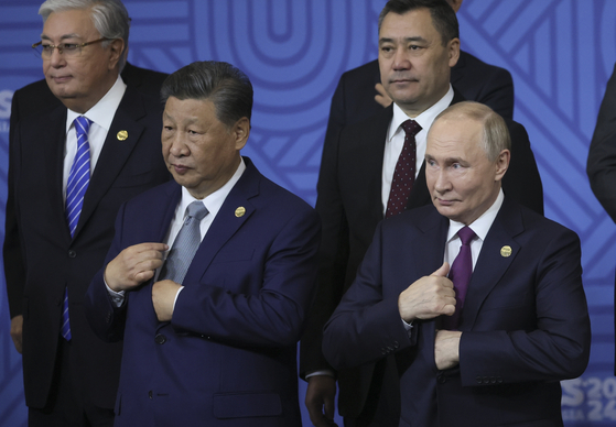 Chinese President Xi Jinping, left, and Russian President Vladimir Putin attend a group photo ceremony prior to Outreach/BRICS Plus format session at the BRICS Summit in Kazan, Russia, on Oct. 24, 2024. [AP/YONHAP]