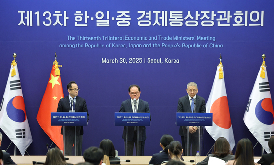 Kim Jong-chul, director general for trade cooperation at Korea’s Ministry of Trade, Industry and Energy, center, Yasuji Komiyama, Japan’s assistant minister for trade policy at the Ministry of Economy, Trade and Industry, left, and Wang Liping, director general for Asian affairs at China’s Ministry of Commerce, hold a joint press briefing for the 13th Korea-Japan-China Economic and Trade Ministers’ Meeting at the Korea Chamber of Commerce and Industry in central Seoul on March 30. [NEWS1]  