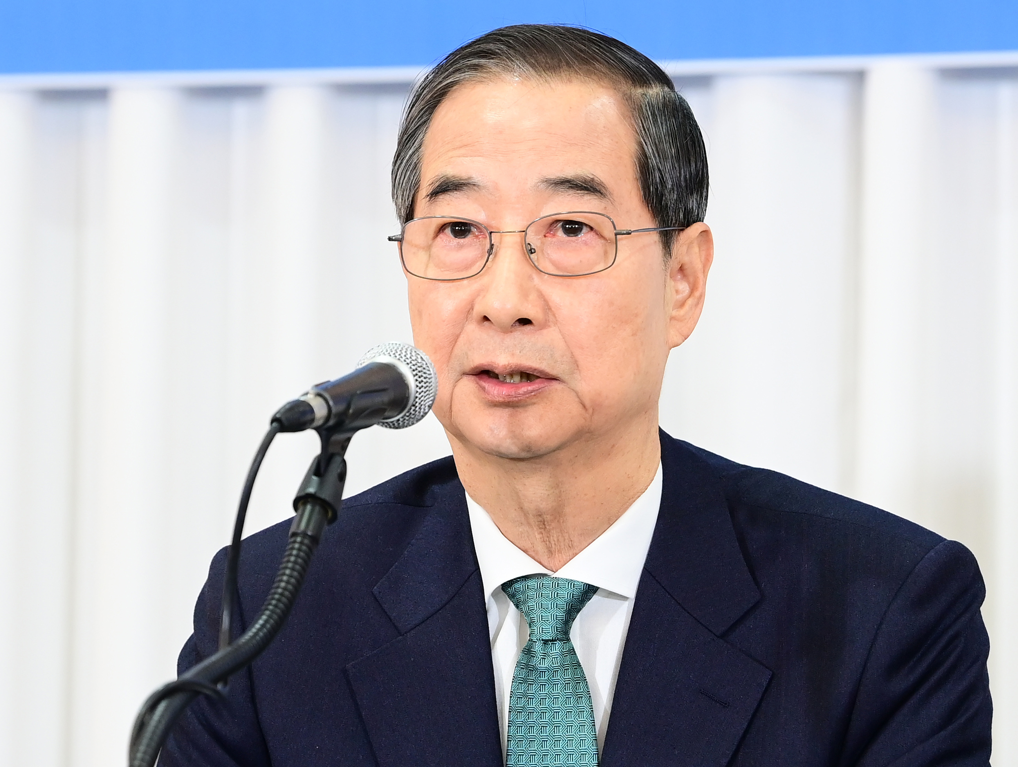 Presidential candidate Han Duck-soo speaks at a press-hosted debate held in Koreana Hotel in Jung District, central Seoul, on May 6. [JOINT PRESS CORPS]