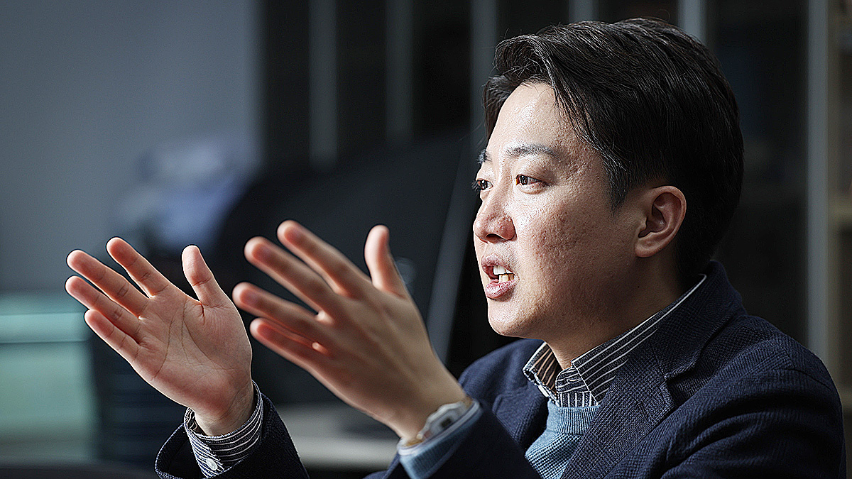 Reform Party leader Lee Jun-seok speaks during an interview with the JoongAng Ilbo, an affiliate of the Korea JoongAng Daily, at the National Assembly building in Yeouido, western Seoul, on April 16. [JOONGANG ILBO]