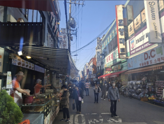 A lamb skewer district in Jayang-dong, eastern Seoul, on May 5 [JOONGANG ILBO]