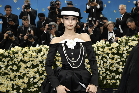 Jennie attends The Metropolitan Museum of Art's Costume Institute benefit gala celebrating the opening of the ″Superfine: Tailoring Black Style″ exhibition on Monday, May 5, 2025, in New York. [AP/YONHAP]