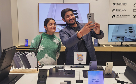 Indian consumers try out the Galaxy S24 series at a Samsung Store in Gurgaon, India, on Jan. 29, 2024. [YONHAP]