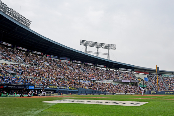 KBO spectators fill the seats at a game between the LG Twins and Doosan Bears at Jamsil Baseball Stadium in Songpa District, southern Seoul, on May 5, 2025. [YONHAP] 