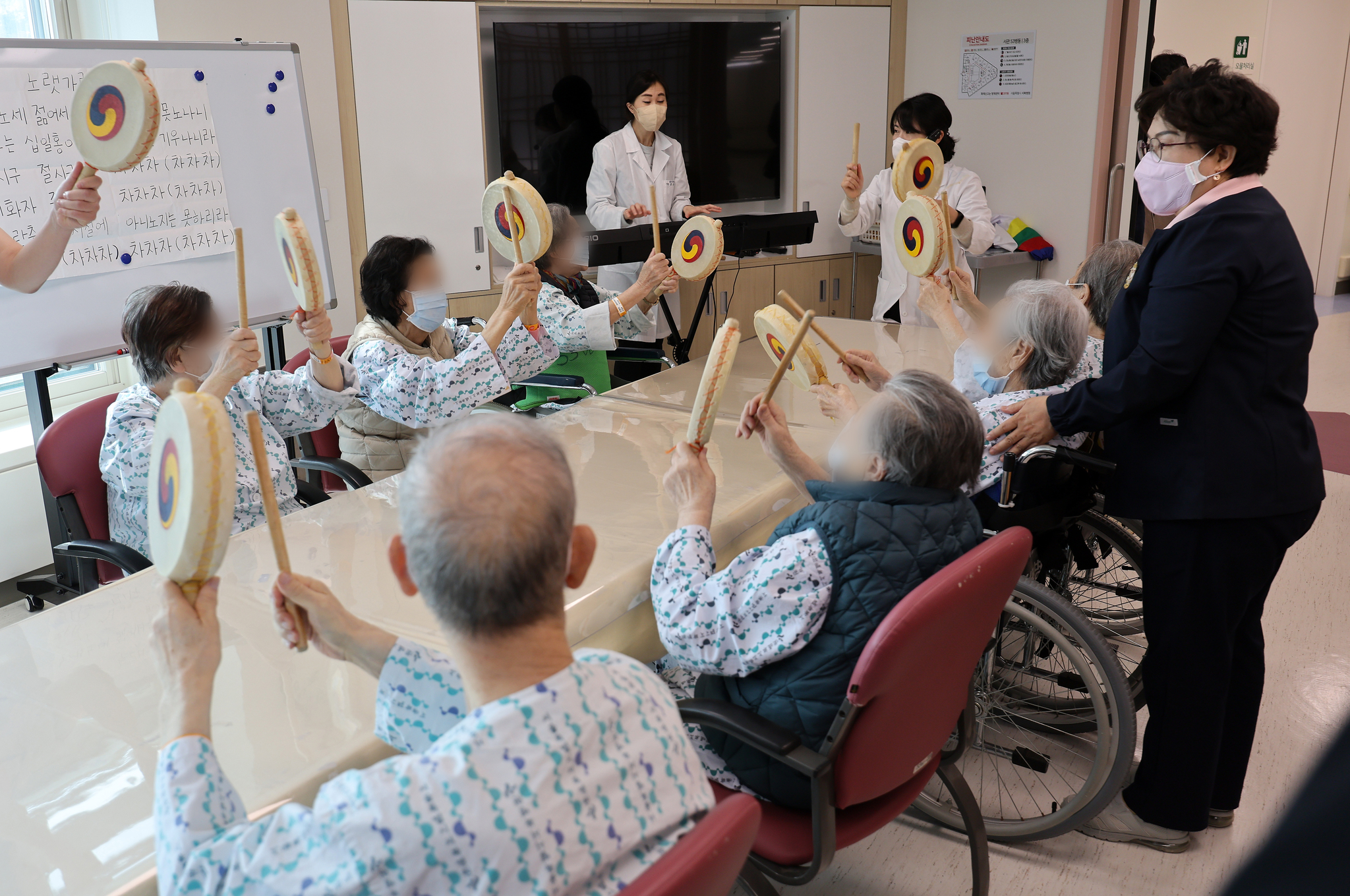 Patients play with instruments at a hospital in Eunpyeong District, northern Seoul, on April 4, 2024. [NEWS1]