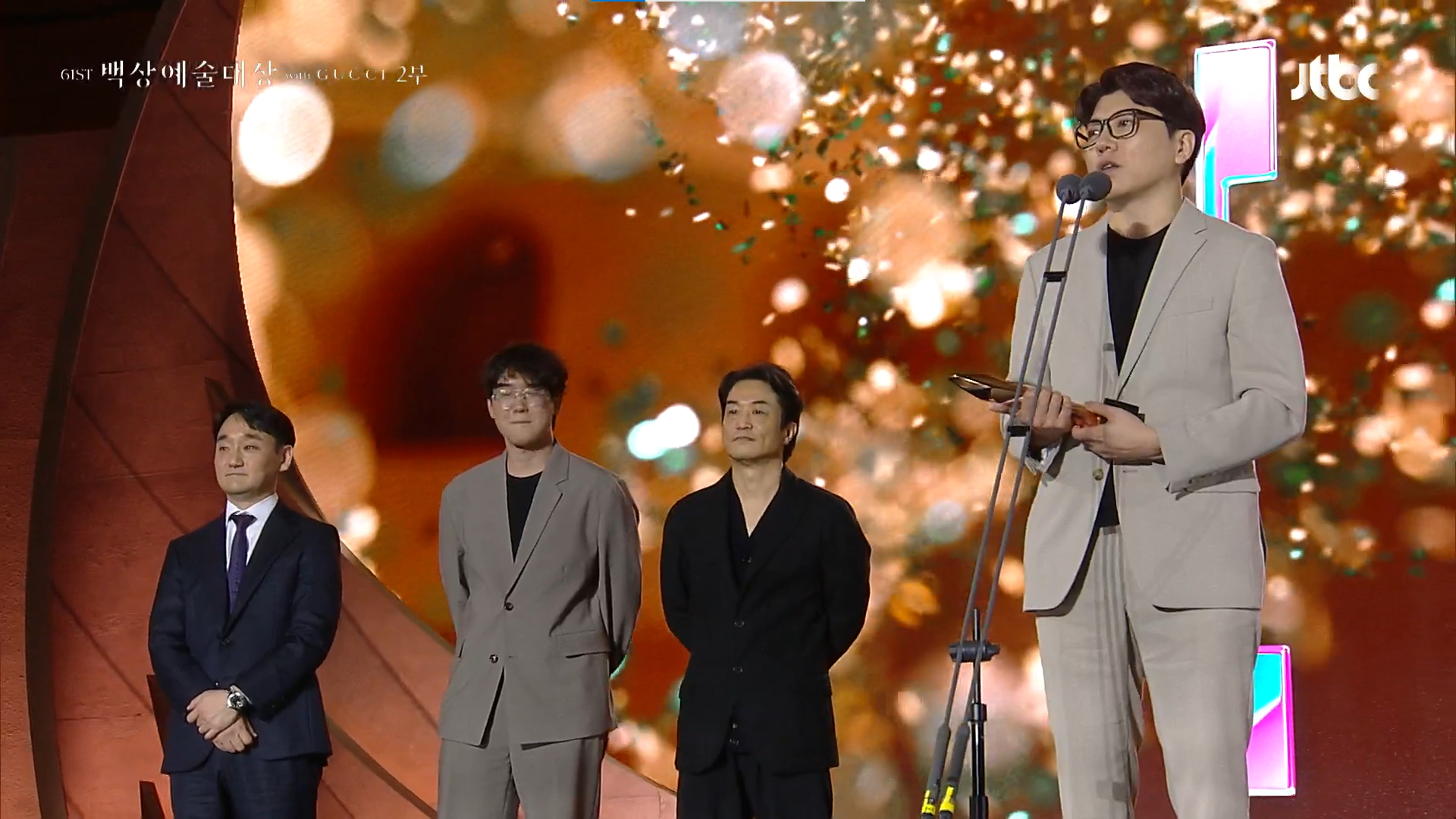“Culinary Class Wars” (2024) producer Kim Hak-min and the production team for the show receive the Grand Prize in the broadcasting section of the 61st Baeksang Arts Awards at Coex in Gangnam District, southern Seoul, on May 5. [SCREEN CAPTURE]