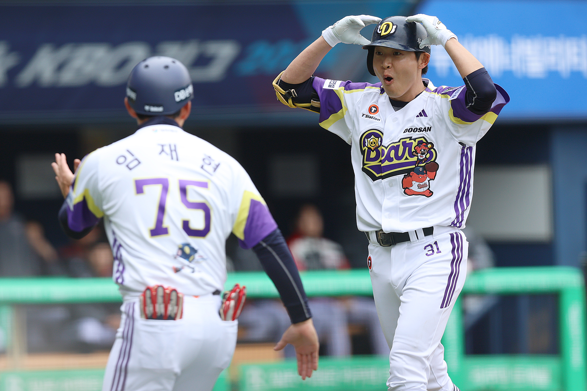 Doosan Bears outfielder Jung Soo-bin, right, celebrates during the KBO game against the LG Twins at Jamsil Baseball Stadium in southern Seoul on May 5. [DOOSAN BEARS]