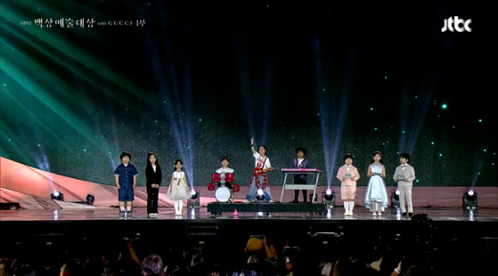 Children give a special performance during the 61st Baeksang Arts Awards held on May 5 in Coex, southern Seoul. [SCREEN CAPTURE]