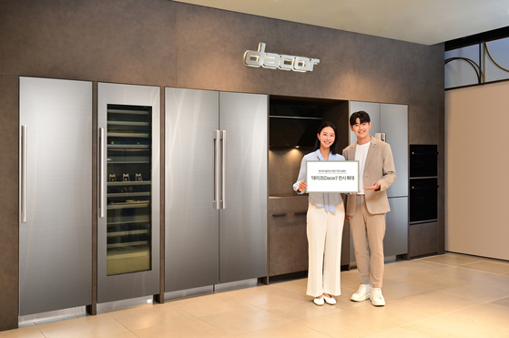Models introduce products under the Dacor brand, a built-in home appliance brand acquired by Samsung Electronics, at the Samsung Store in Shinsegae Department Store in Gangnam District, southern Seoul, on June 19, 2024. [YONHAP] 