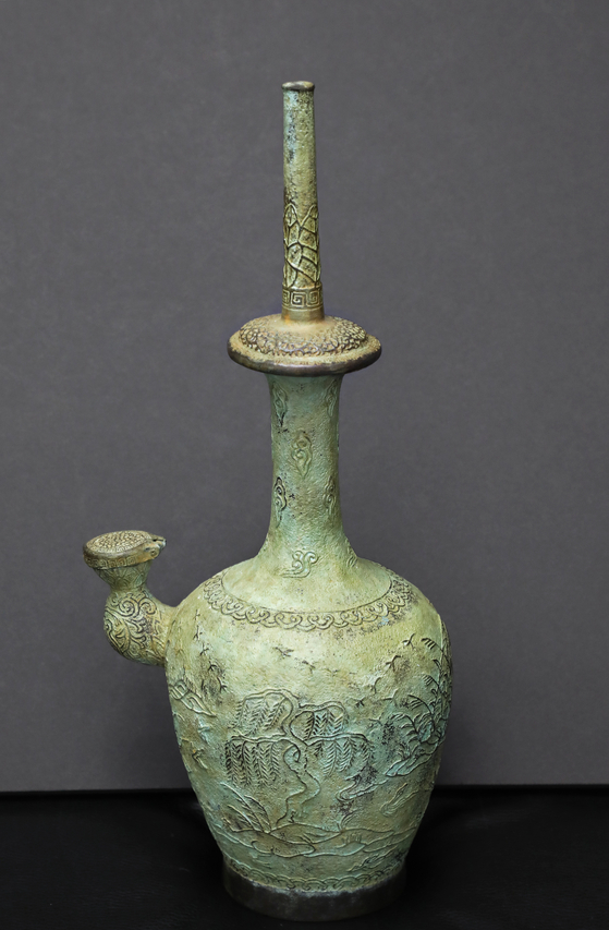 Bronze Kundika with Silverinlaid Willow and Waterfowl Design [PARK SANG-MOON[]