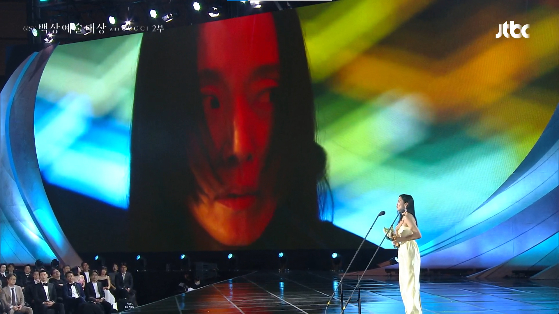 Actor Jeon Do-yeon receives the Best Actress award in the Movie Category of the 61st Baeksang Arts Awards at Coex in Gangnam District, southern Seoul, on May 5. [SCREEN CAPTURE]